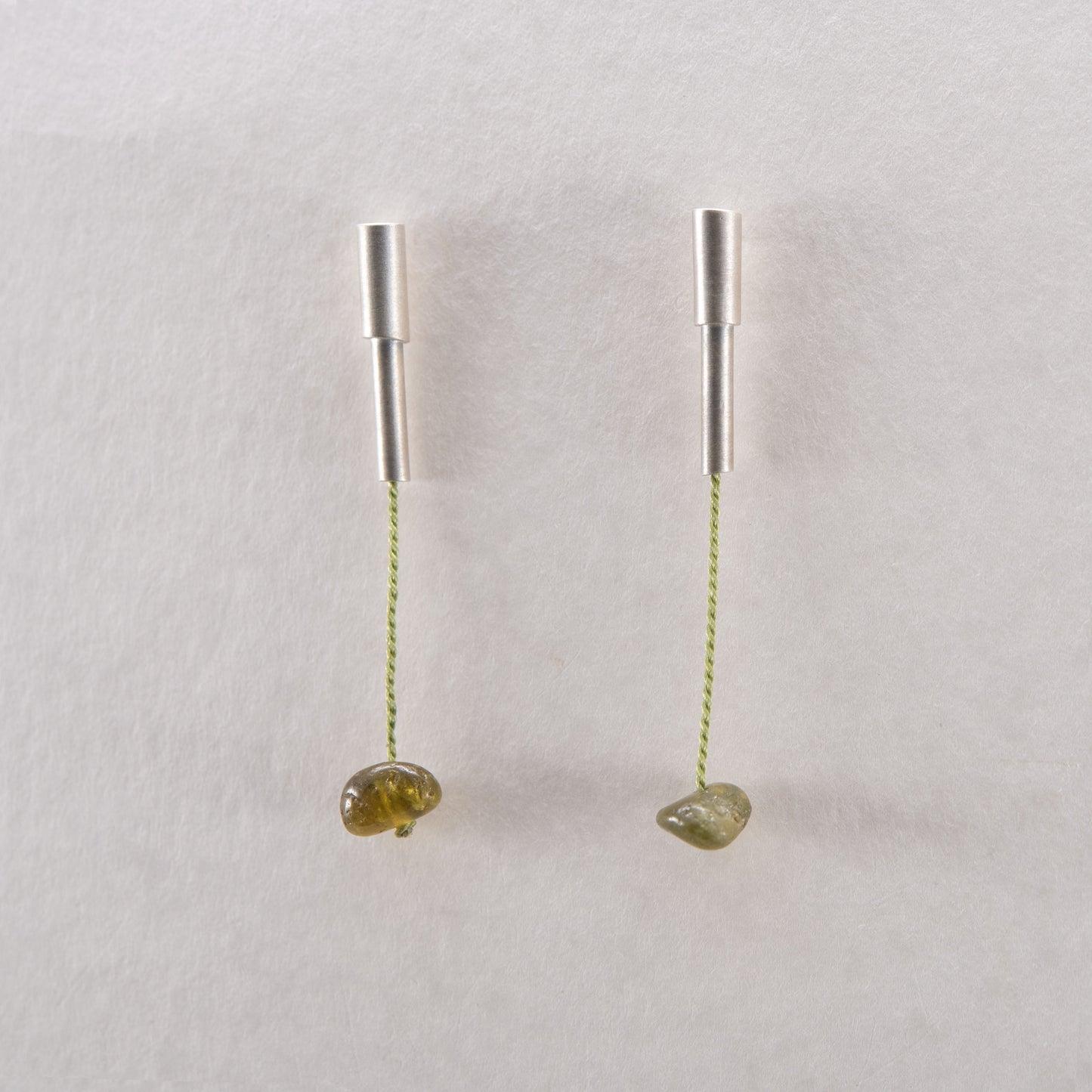 Green grenat and silver tube pendant earrings