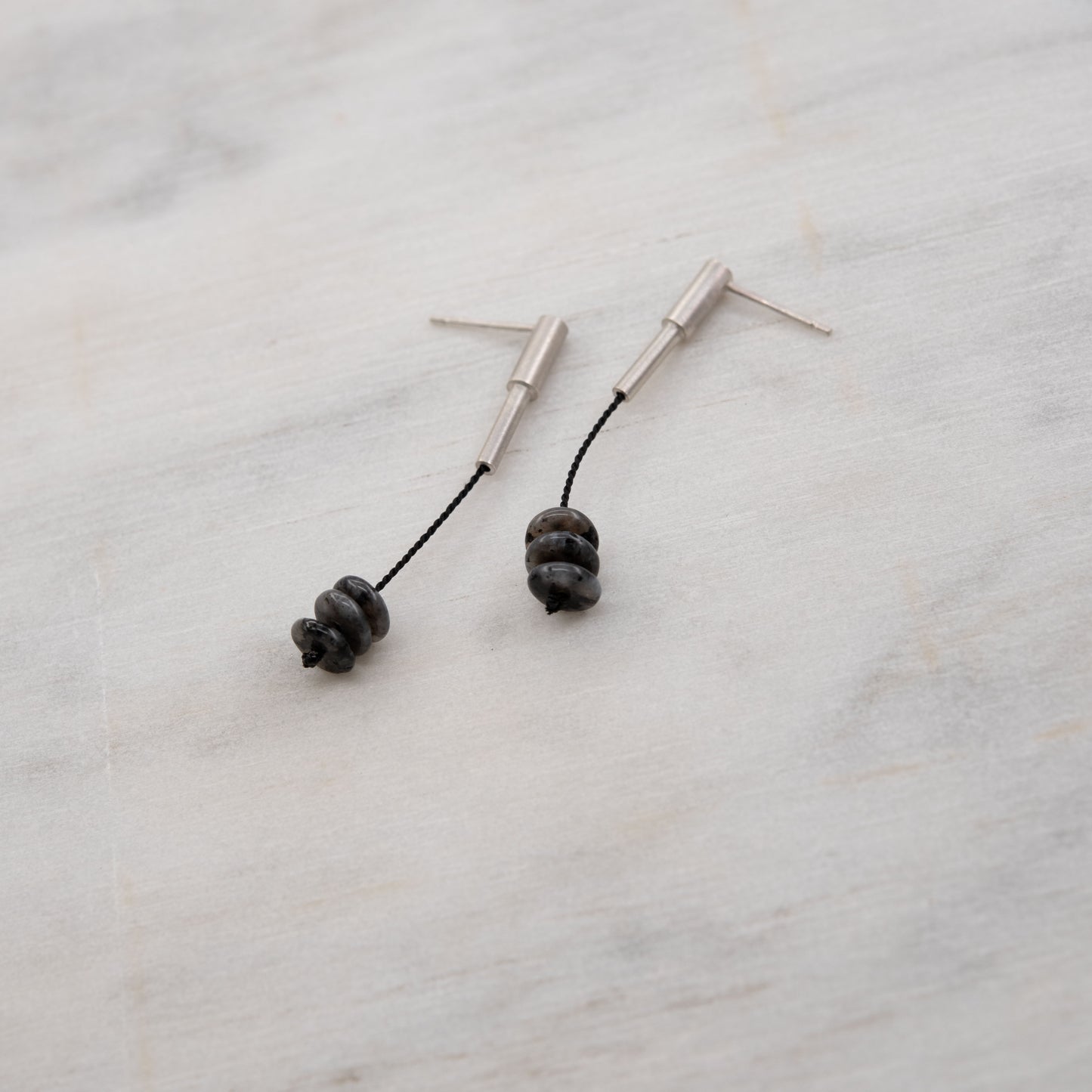 Boucles d'oreilles pendantes avec larvikite suspendu