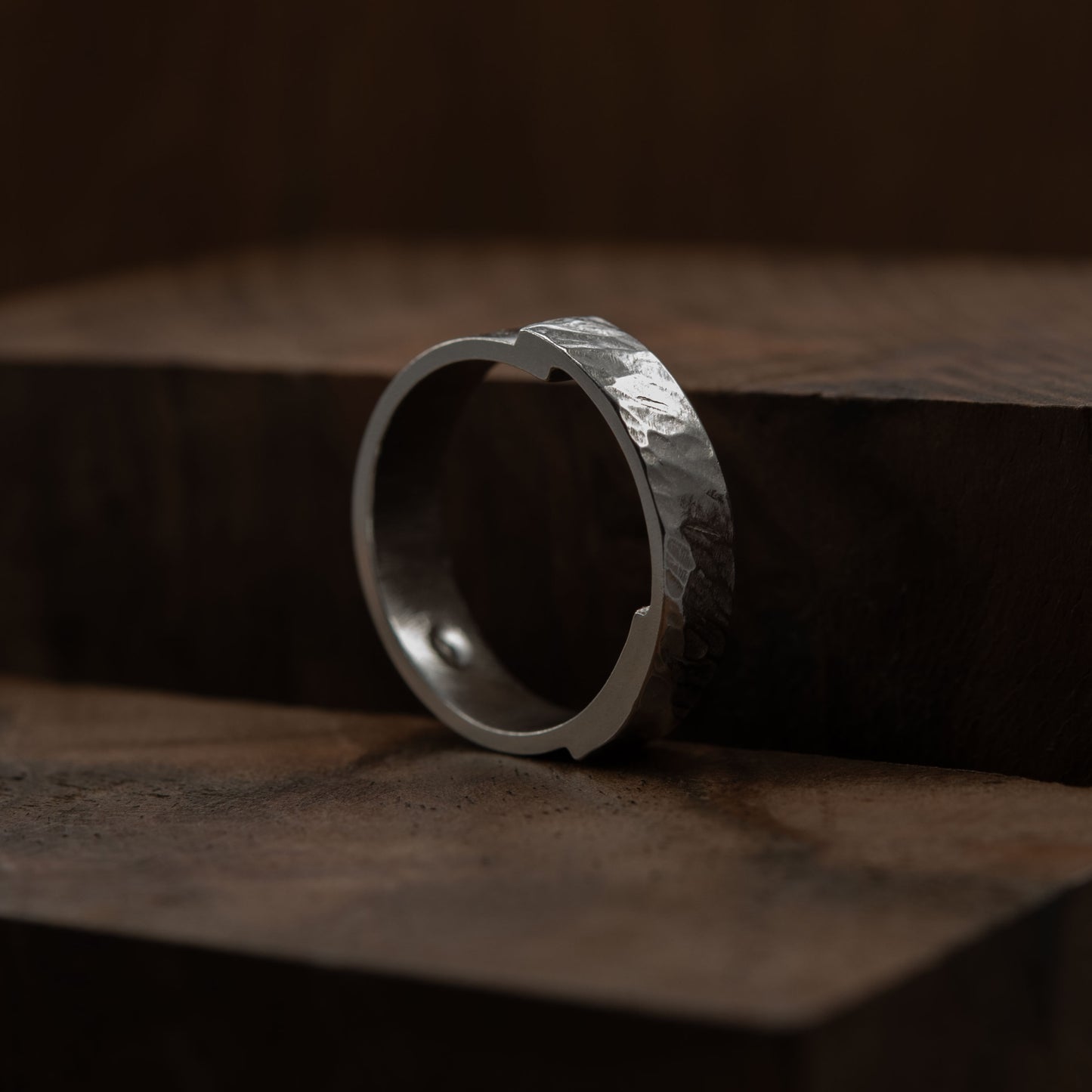 Sleek and hammered ring N°19