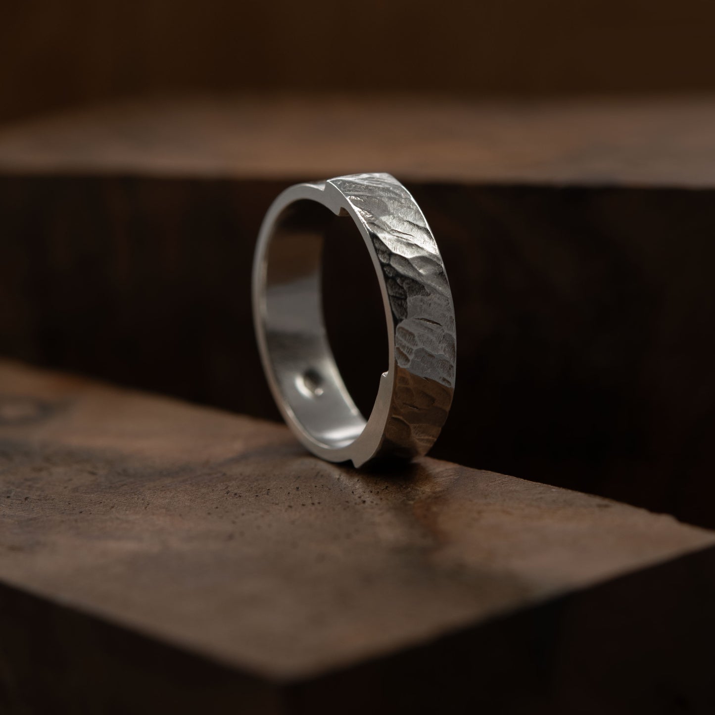 Sleek and hammered ring N°19