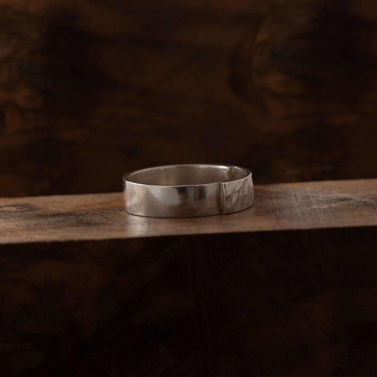 Sleek and hammered ring N°19