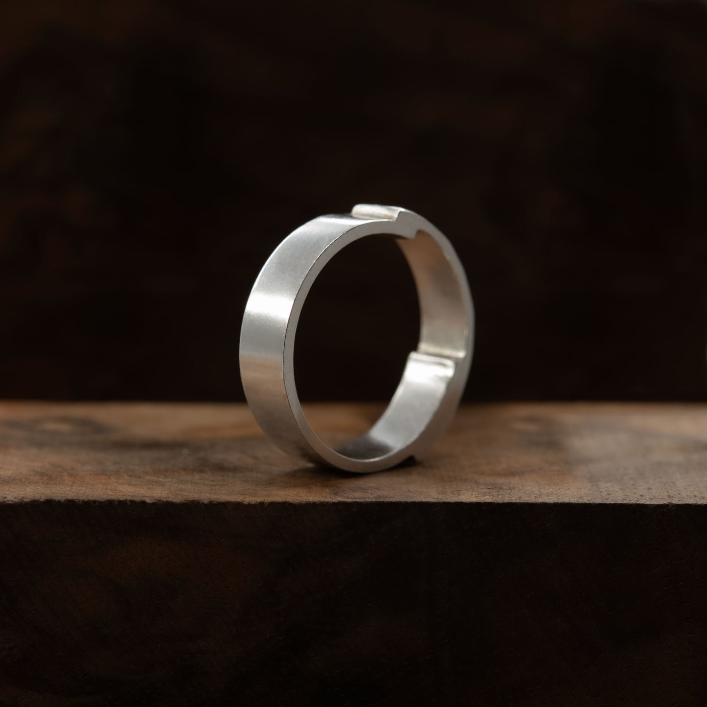 Sleek and hammered ring N°19