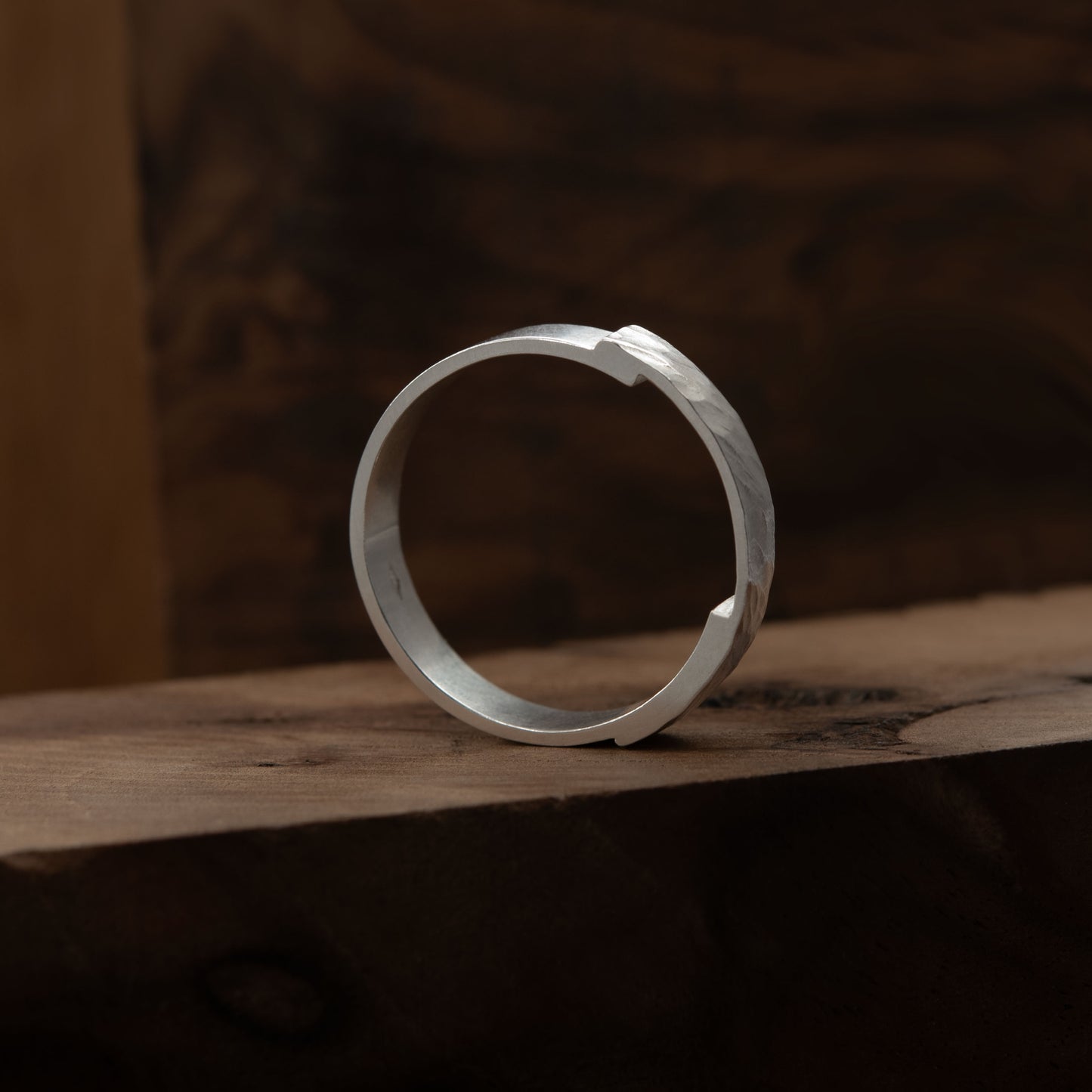 Sleek and hammered ring N°19