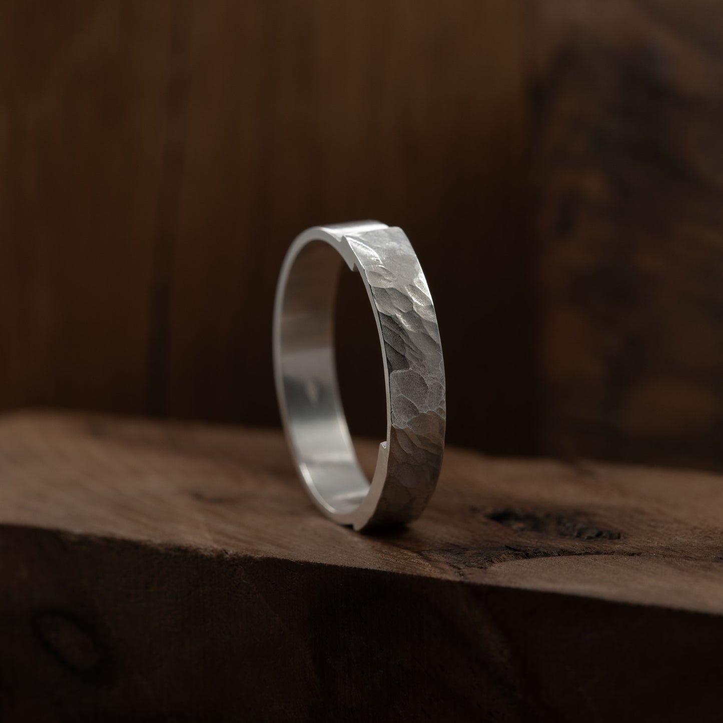 Sleek and hammered ring N°19