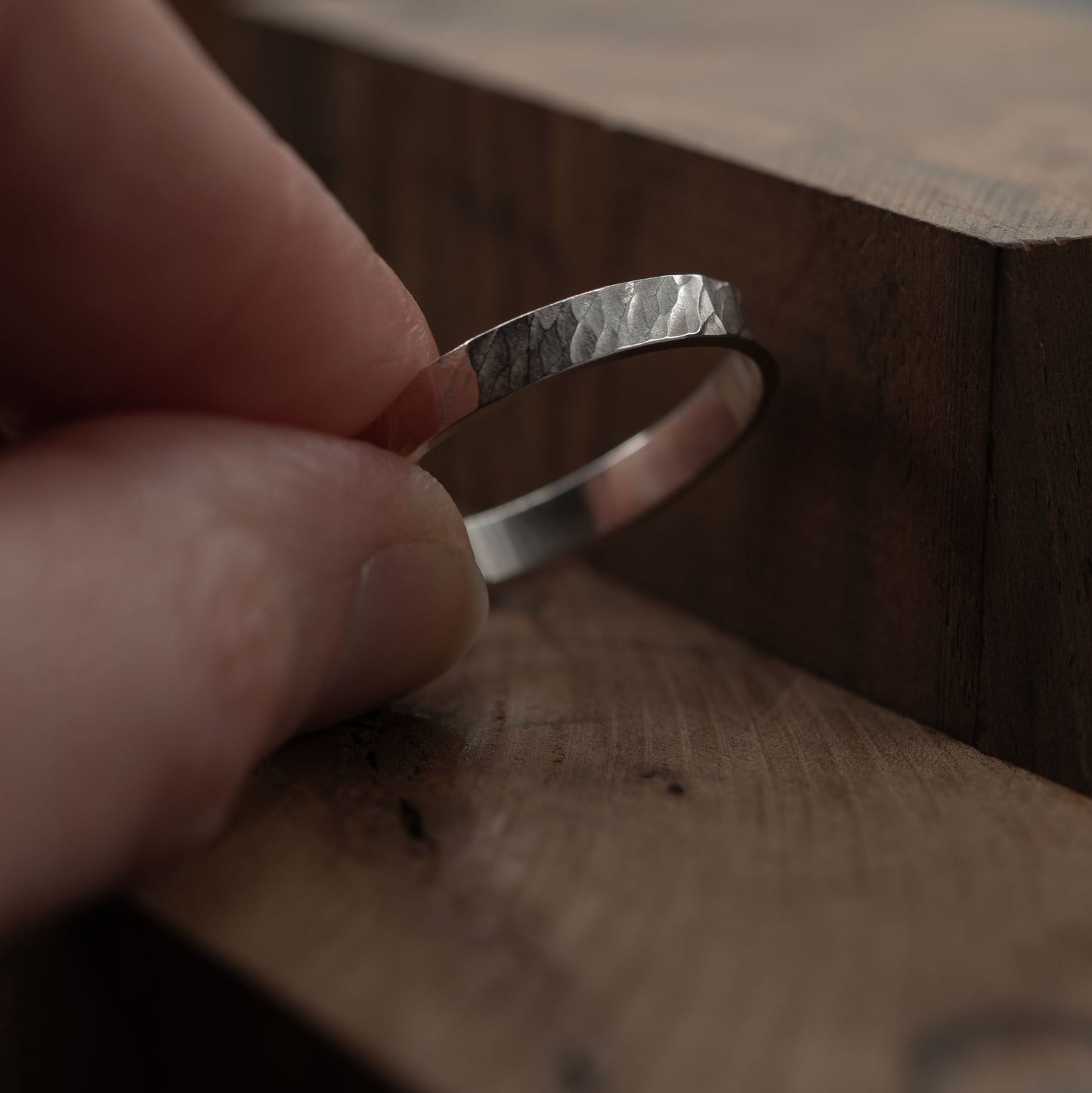 Bague fine martelée en argent massif N°23