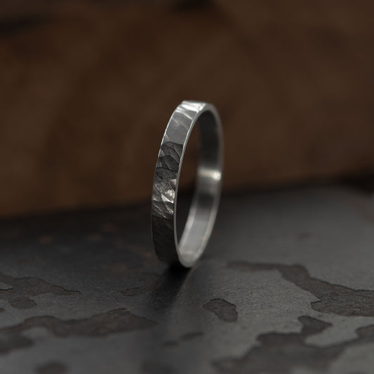 Hammered silver thin band ring N°23