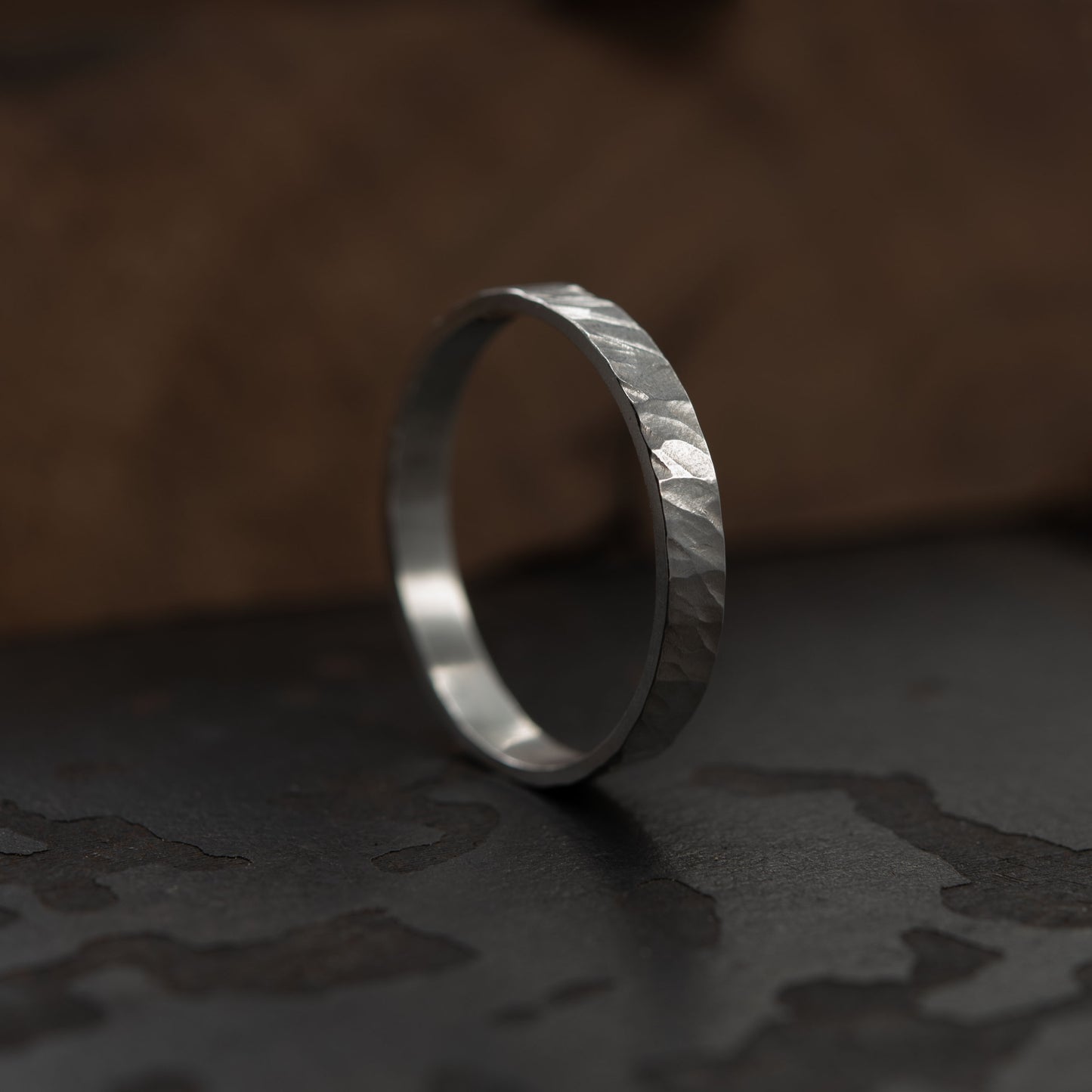 Bague fine martelée en argent massif N°23