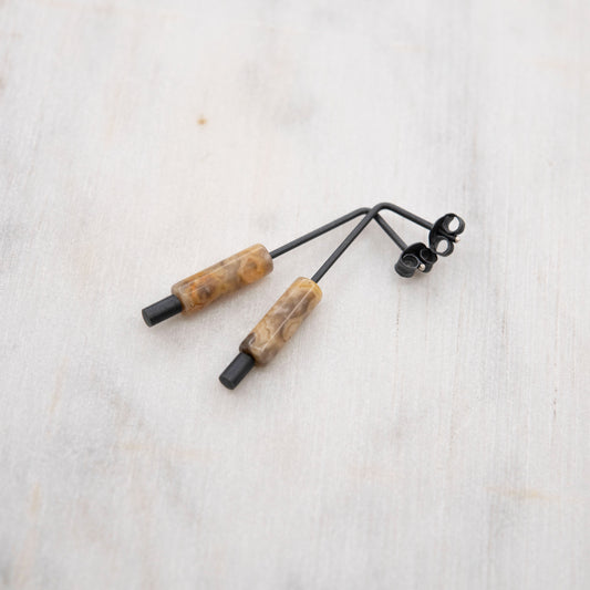 Boucles d’oreilles fines en argent oxydé et agate crazy, fabriquées à la main à Paris – bijoux minimalistes pour femme.