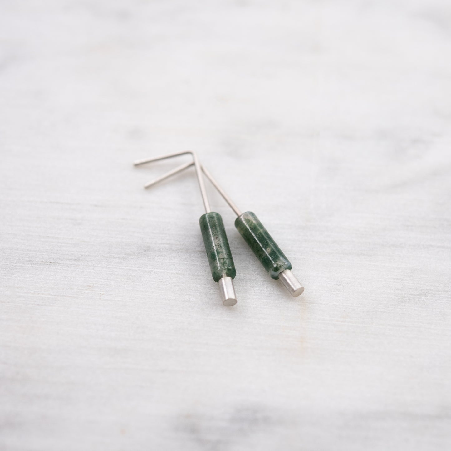 Boucles d’oreilles minimalistes en argent 925 et agate mousse verte sur fond clair