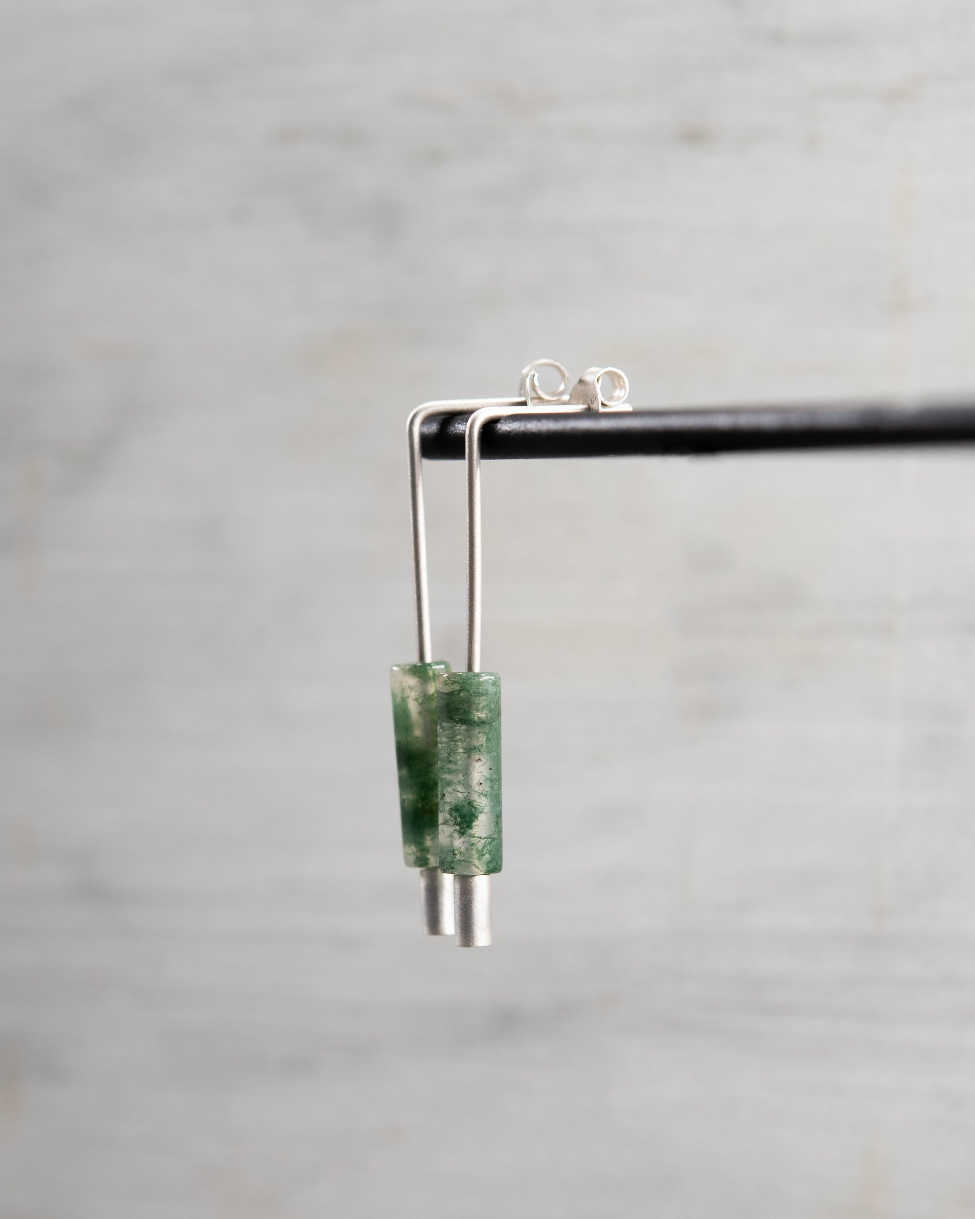 Détail de boucles d’oreilles artisanales en argent massif et agate mousse verte