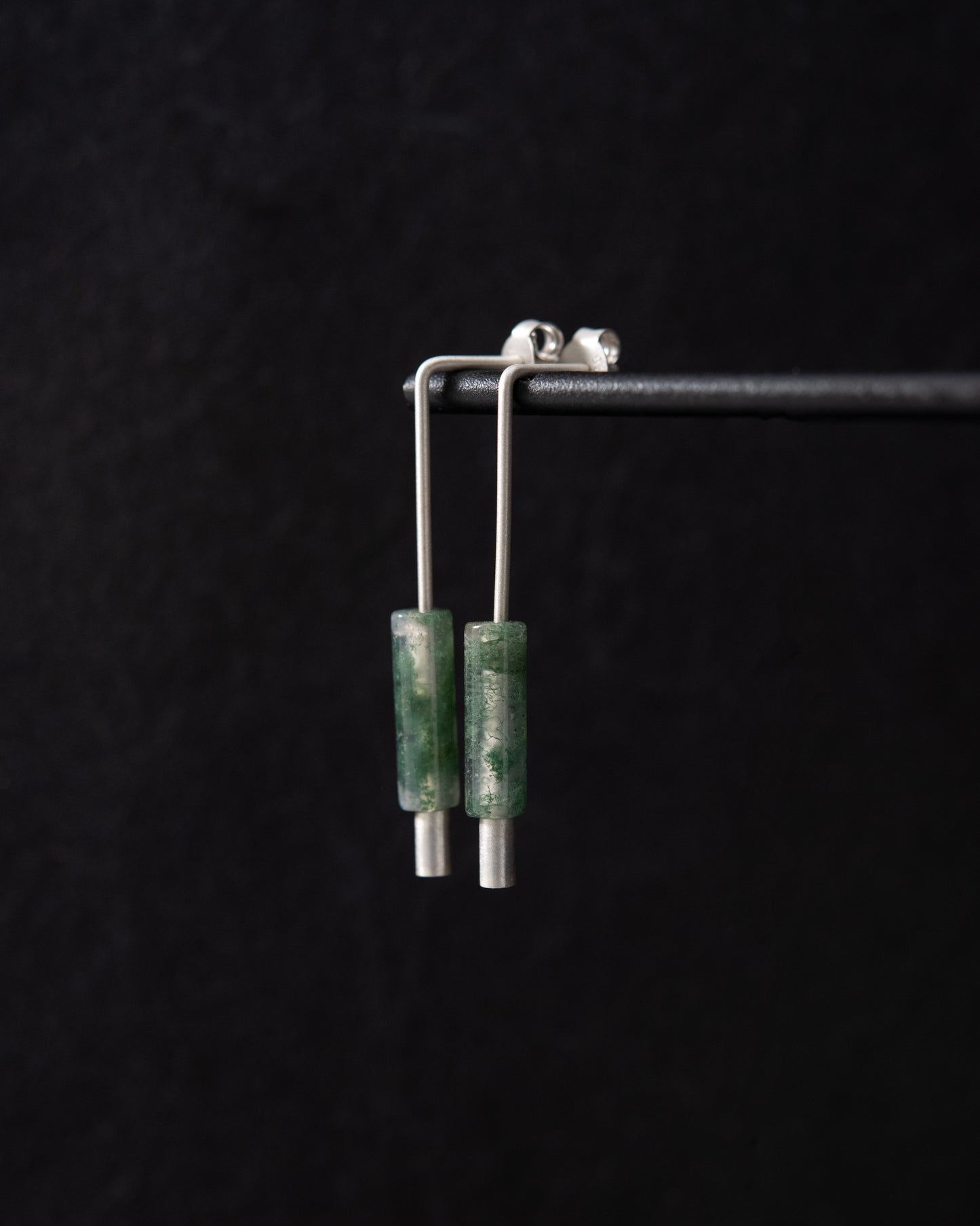 Boucles d’oreilles artisanales en argent massif et agate mousse verte au design minimaliste contemporain