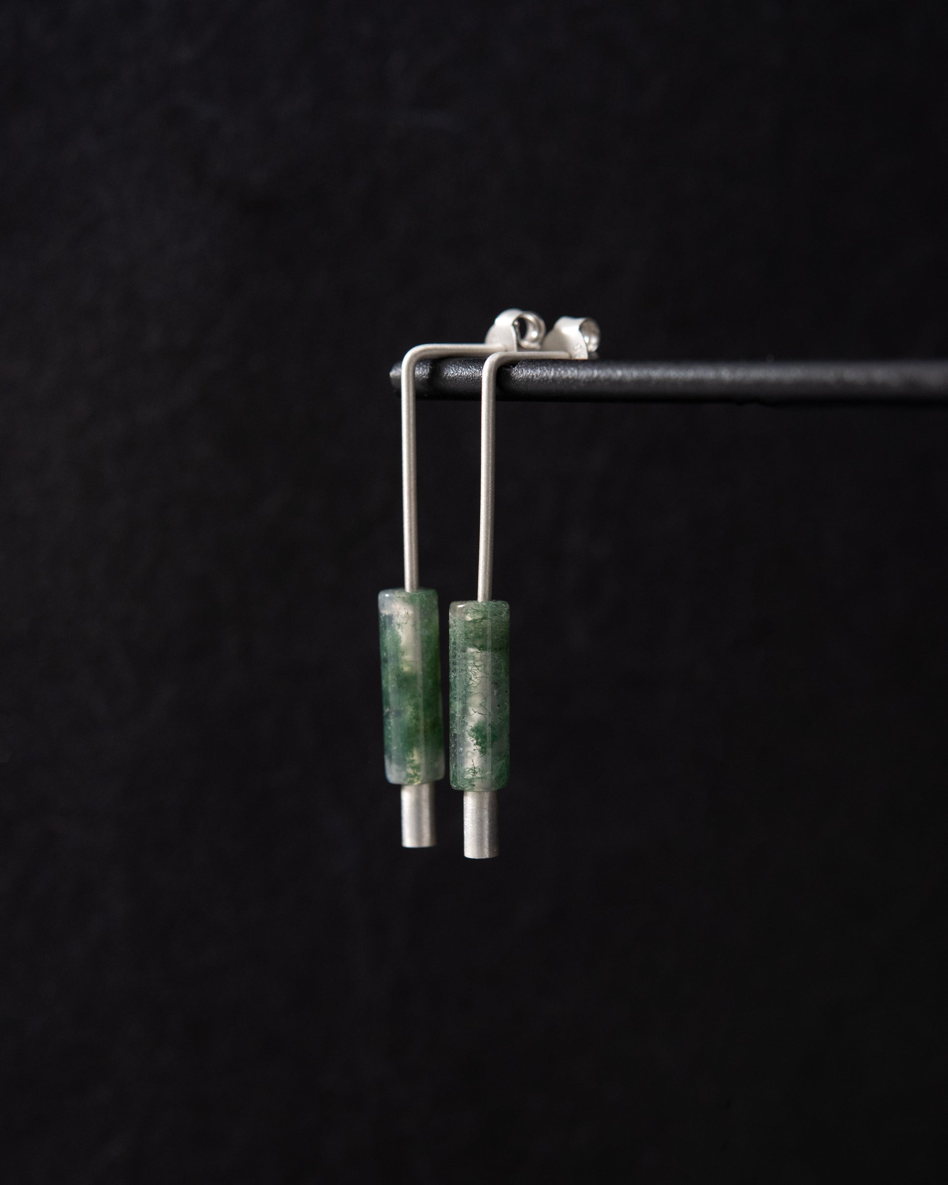 Boucles d’oreilles artisanales en argent massif et agate mousse verte au design minimaliste contemporain