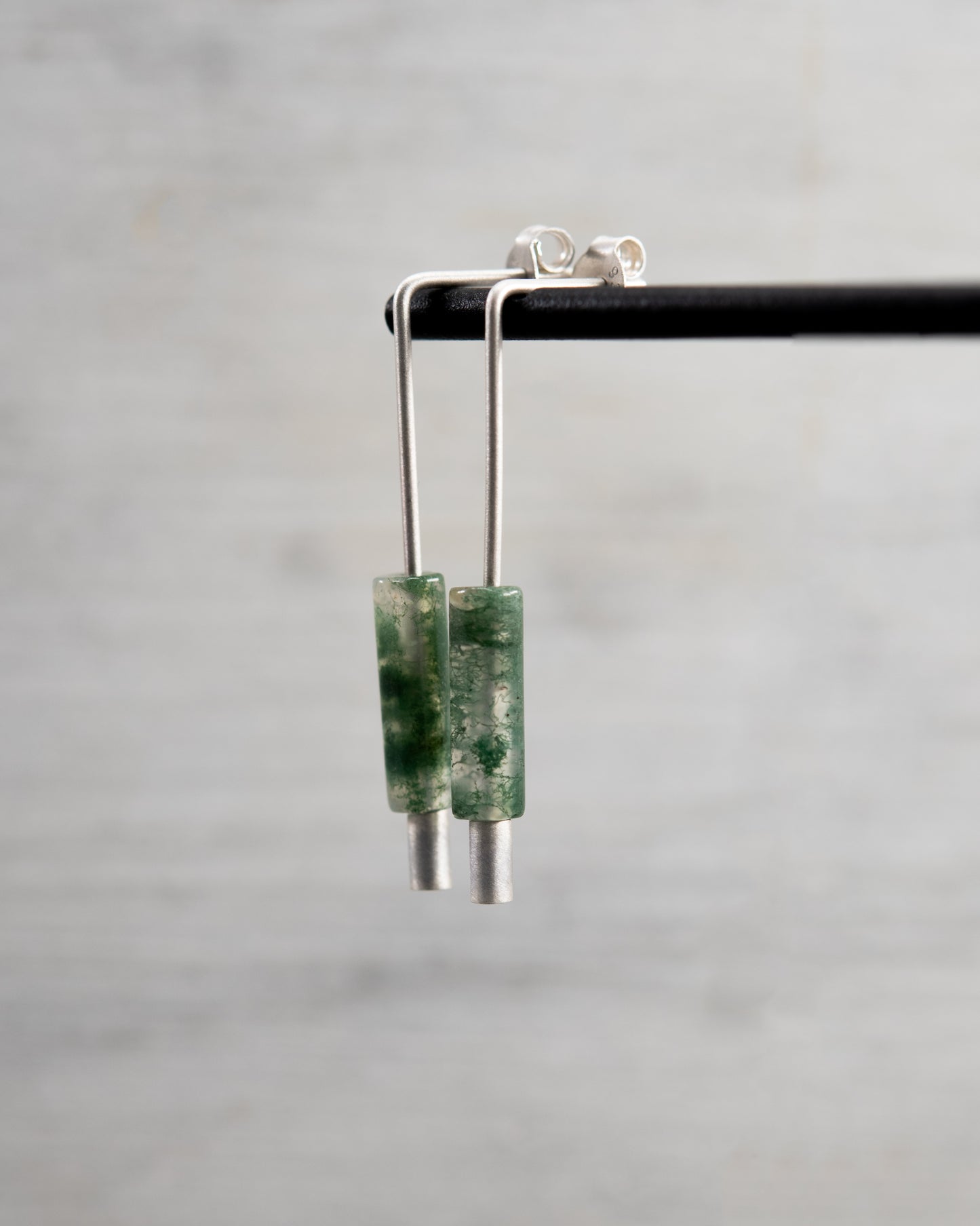 Boucles d’oreilles pendantes minimalistes en argent 925 et agate mousse verte, façonnées à la main à Paris