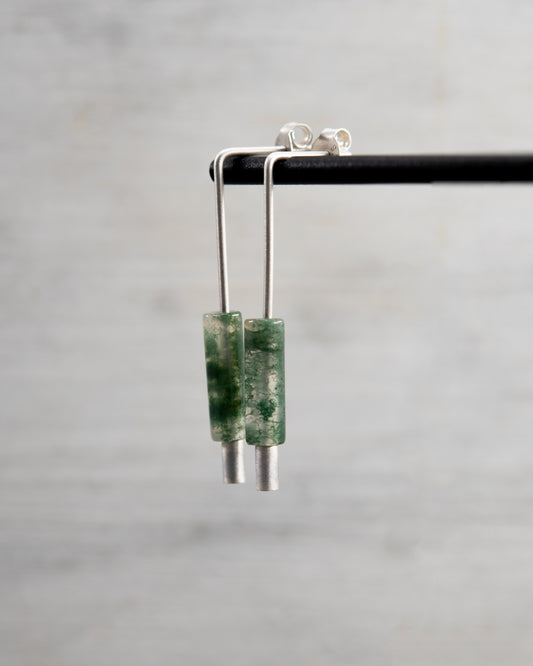 Boucles d’oreilles pendantes minimalistes en argent 925 et agate mousse verte, façonnées à la main à Paris