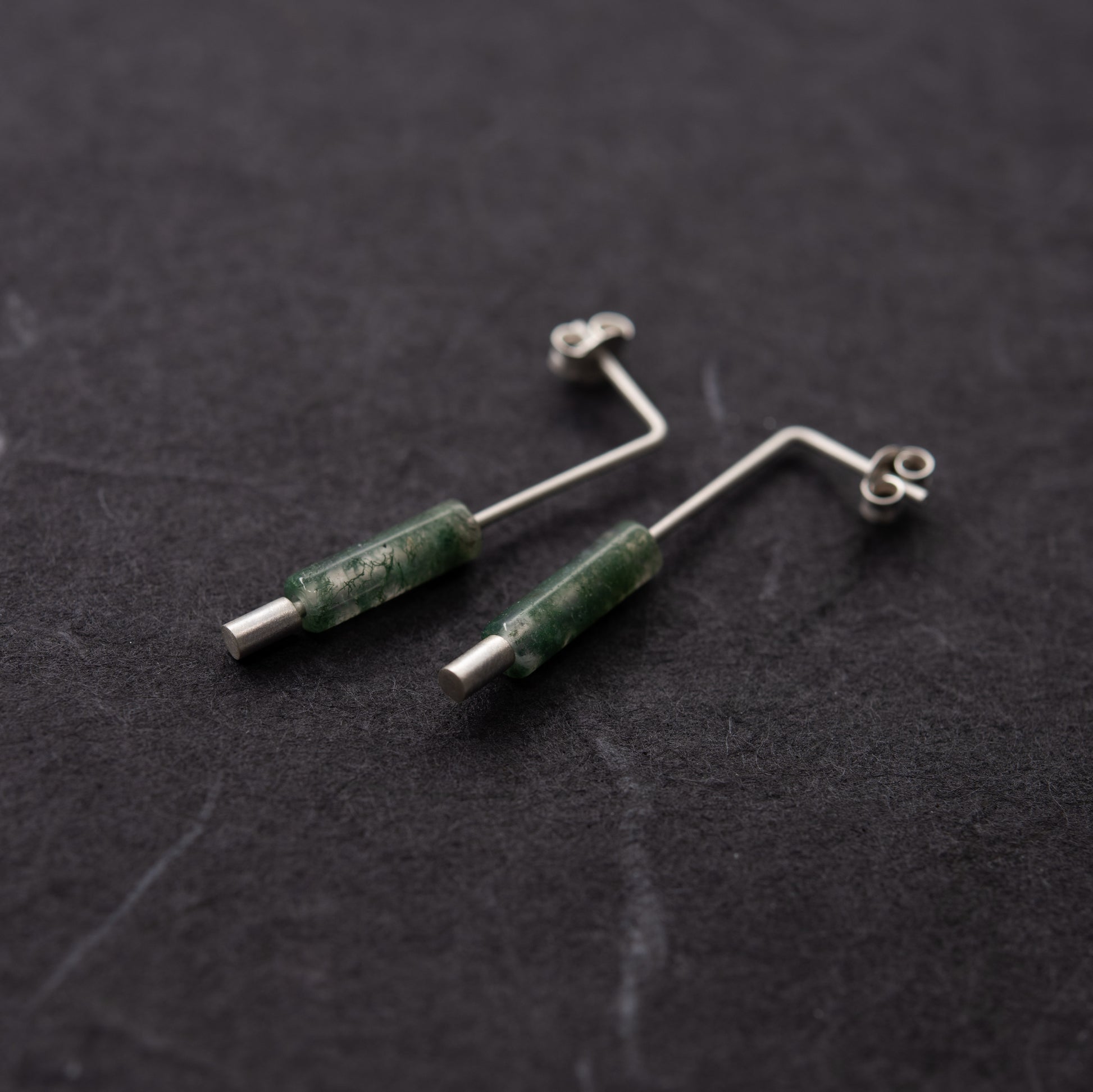 Boucles d’oreilles artisanales en argent massif et agate mousse verte au design minimaliste