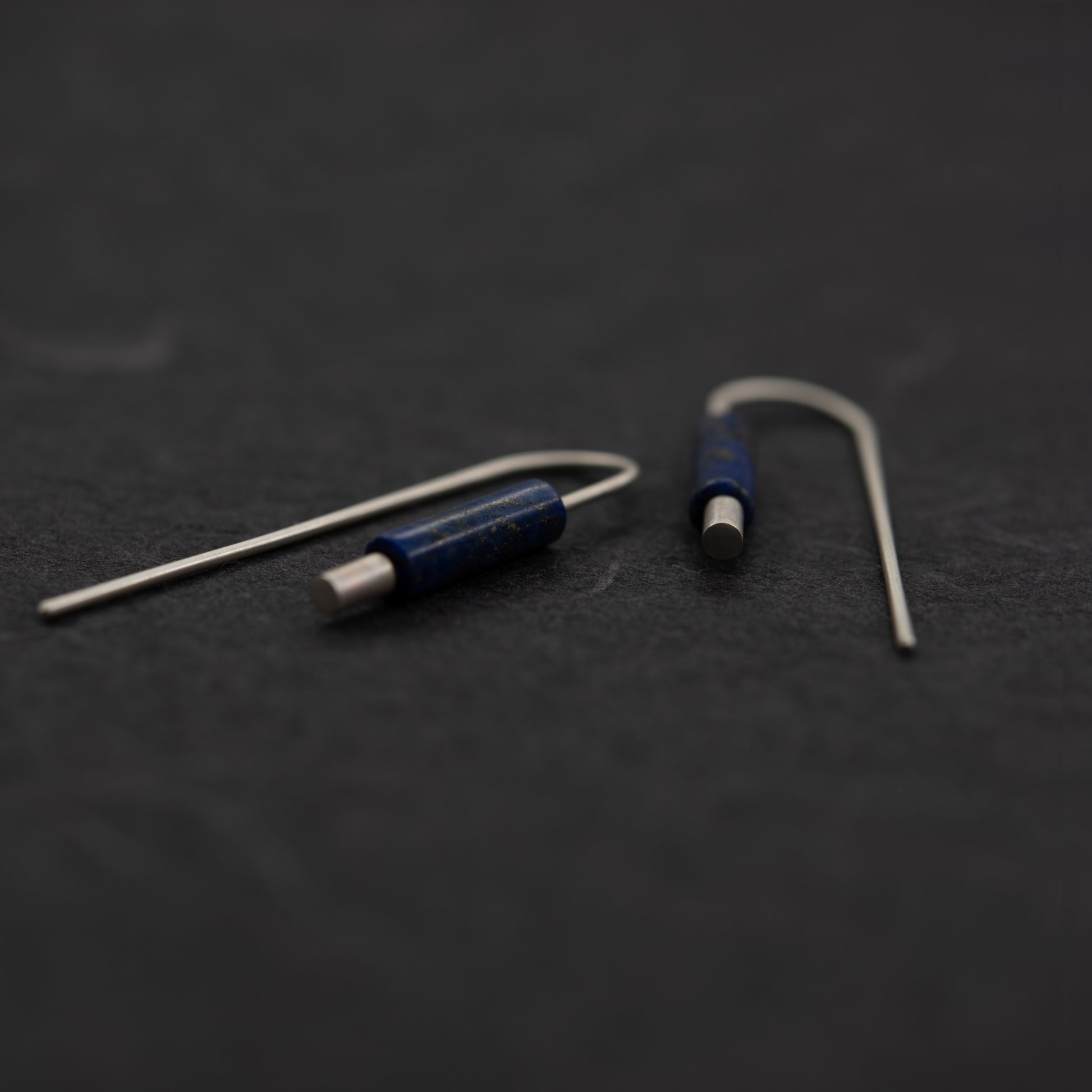 vue de prés des boucles oreilles artisanales argent pierre bleue lapis lazuli sur fond sombre