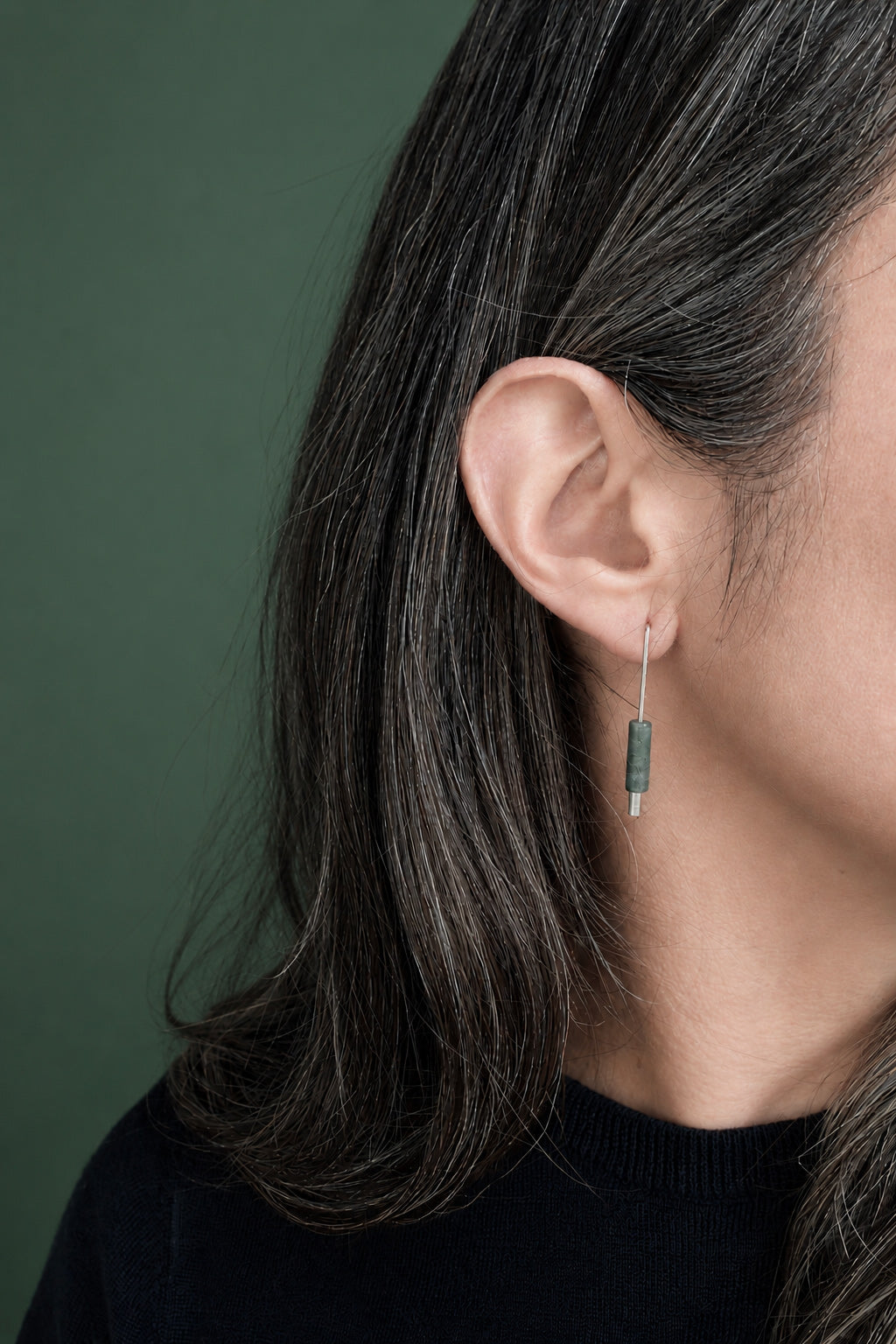 Femme portant des boucles d’oreilles minimalistes en argent 925 et agate mousse verte