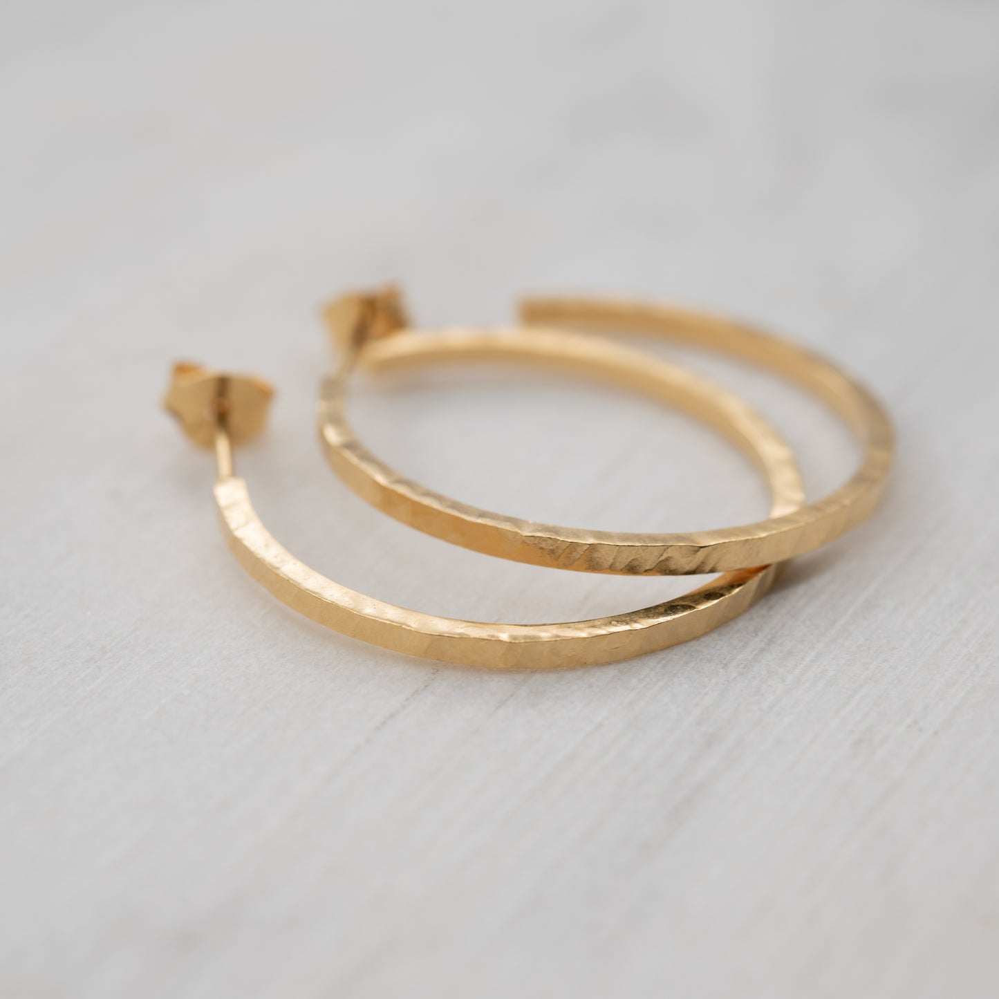 Paire de créoles martelées en vermeil – bijou lumineux fait main à Paris