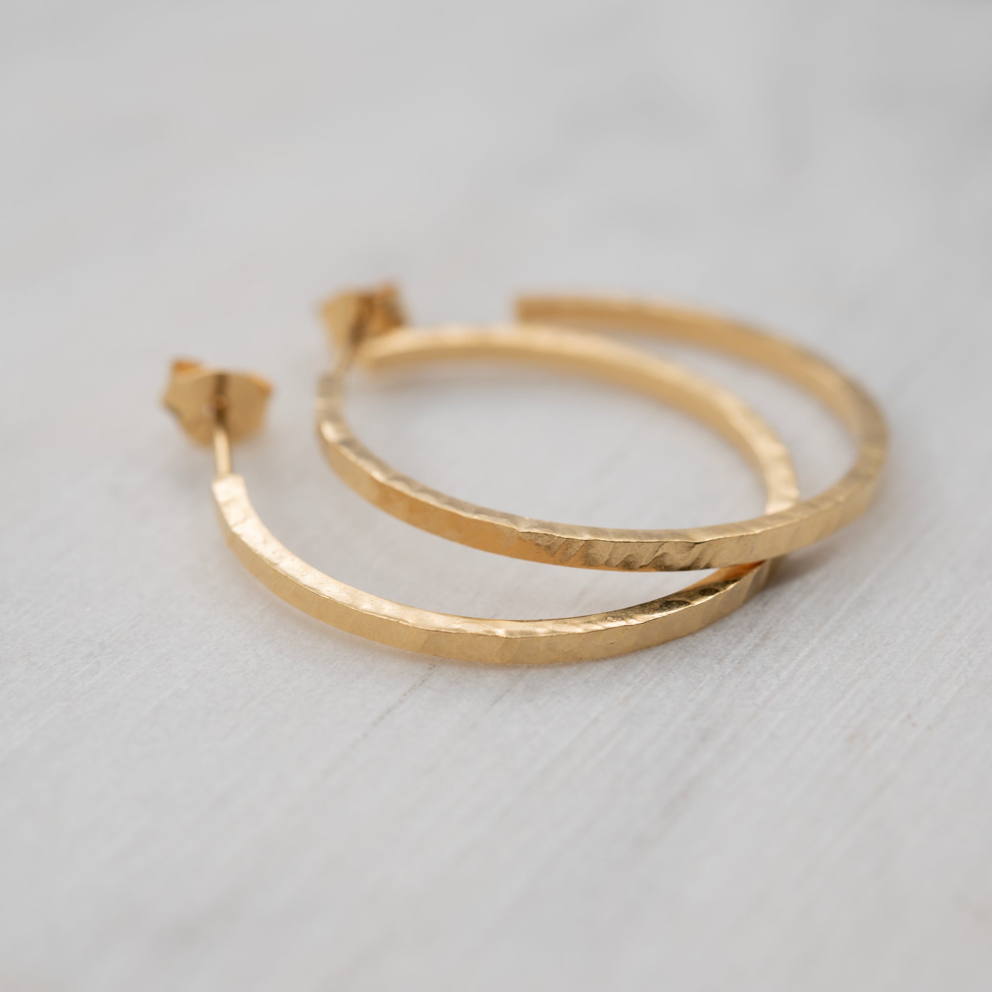 Paire de créoles martelées en vermeil – bijou lumineux fait main à Paris