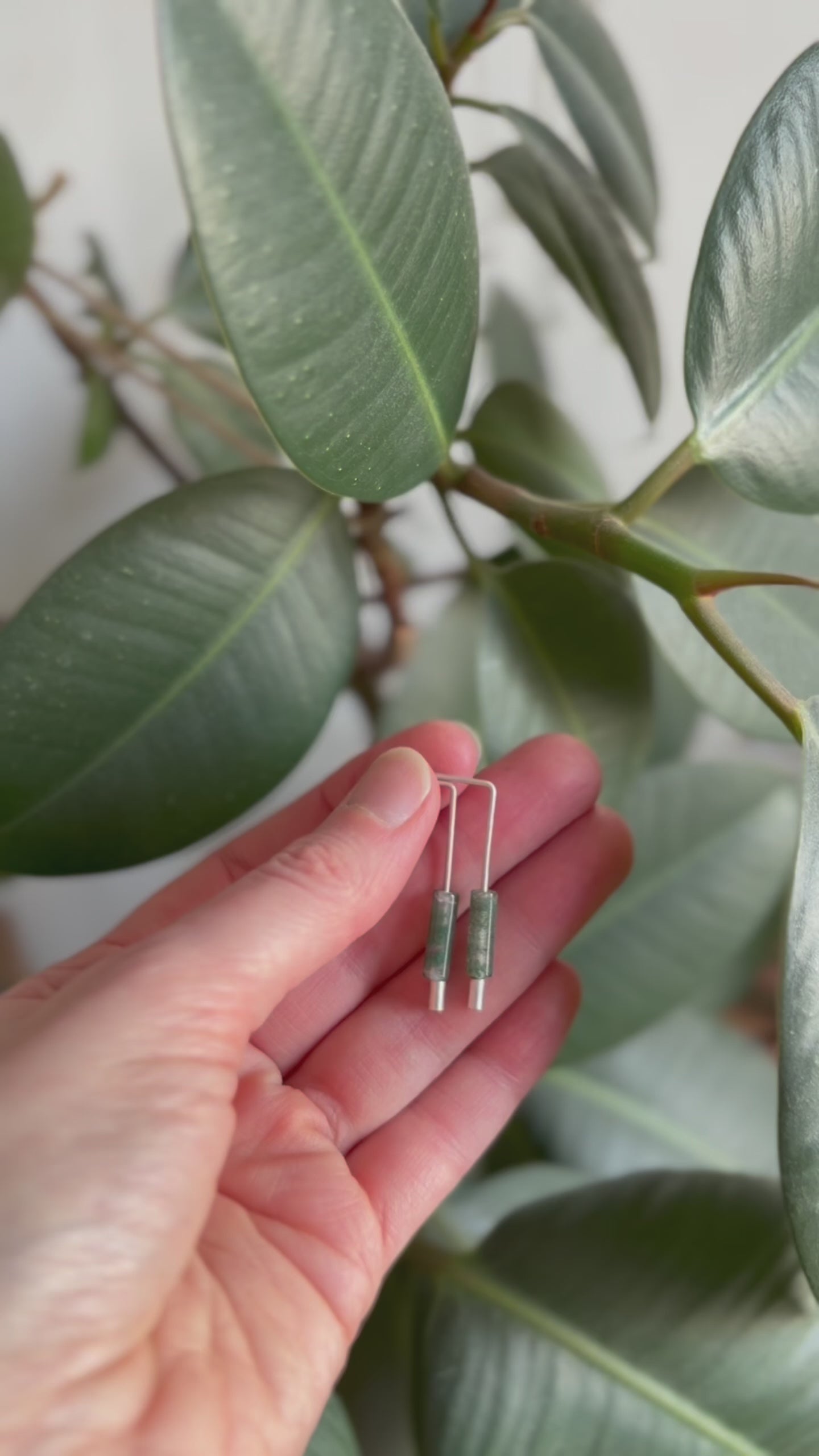 Boucles d’oreilles contemporaines en argent et agate mousse au design épuré