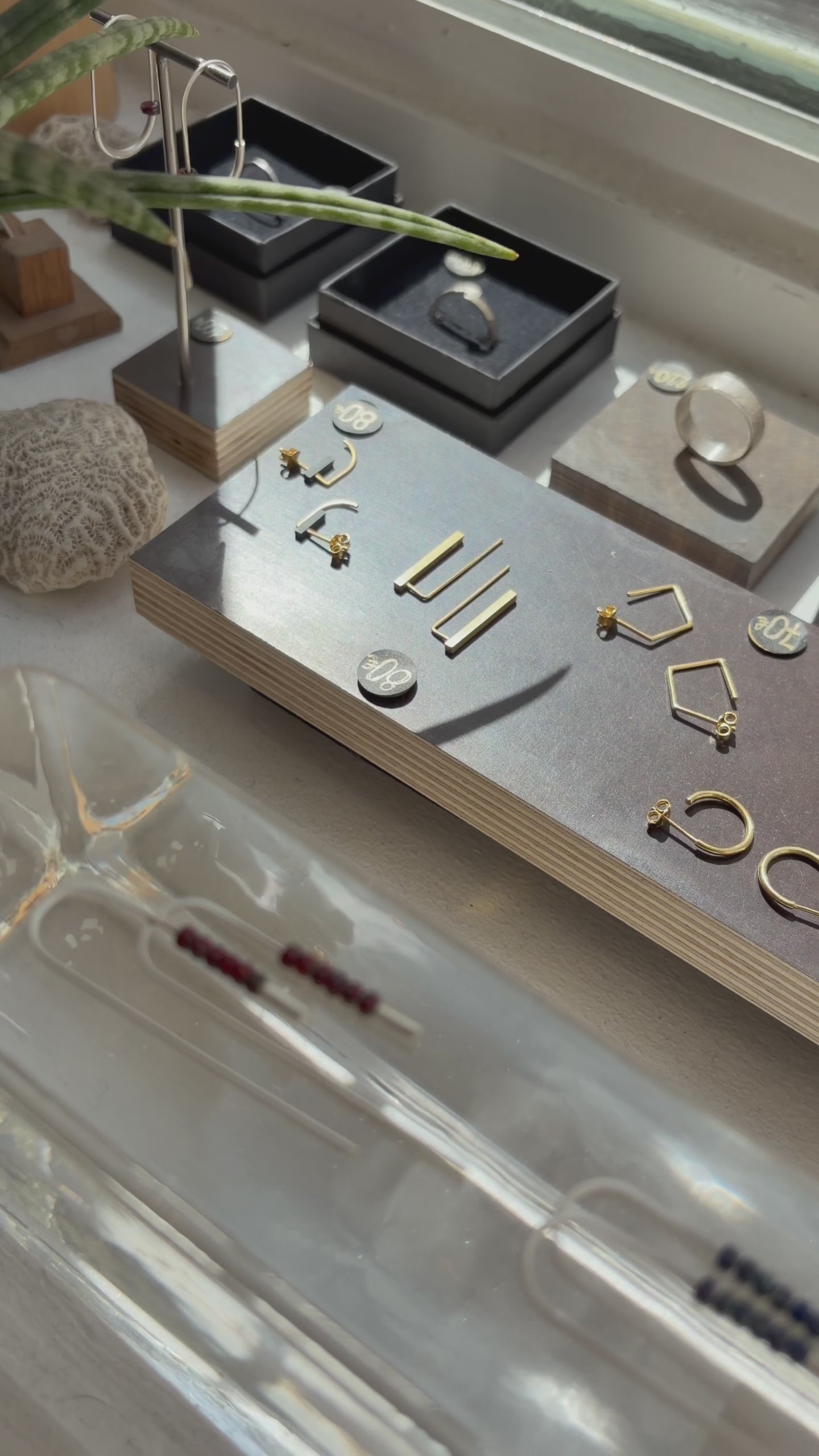 Vidéo présentant les boucles d’oreilles traversantes en argent massif 925 brossé et perles rouges Miyuki, vues en détail puis portées à l’oreille.