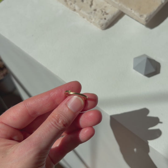 Vidéo de la bague Rencontre en vermeil portée au doigt, révélant son encoche graphique et sa finition polie dans la lumière naturelle.