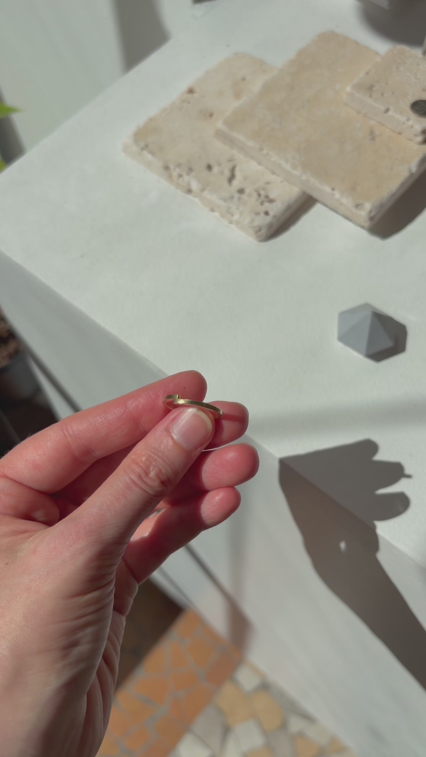 Vidéo de la bague Rencontre en vermeil portée au doigt, révélant son encoche graphique et sa finition polie dans la lumière naturelle.