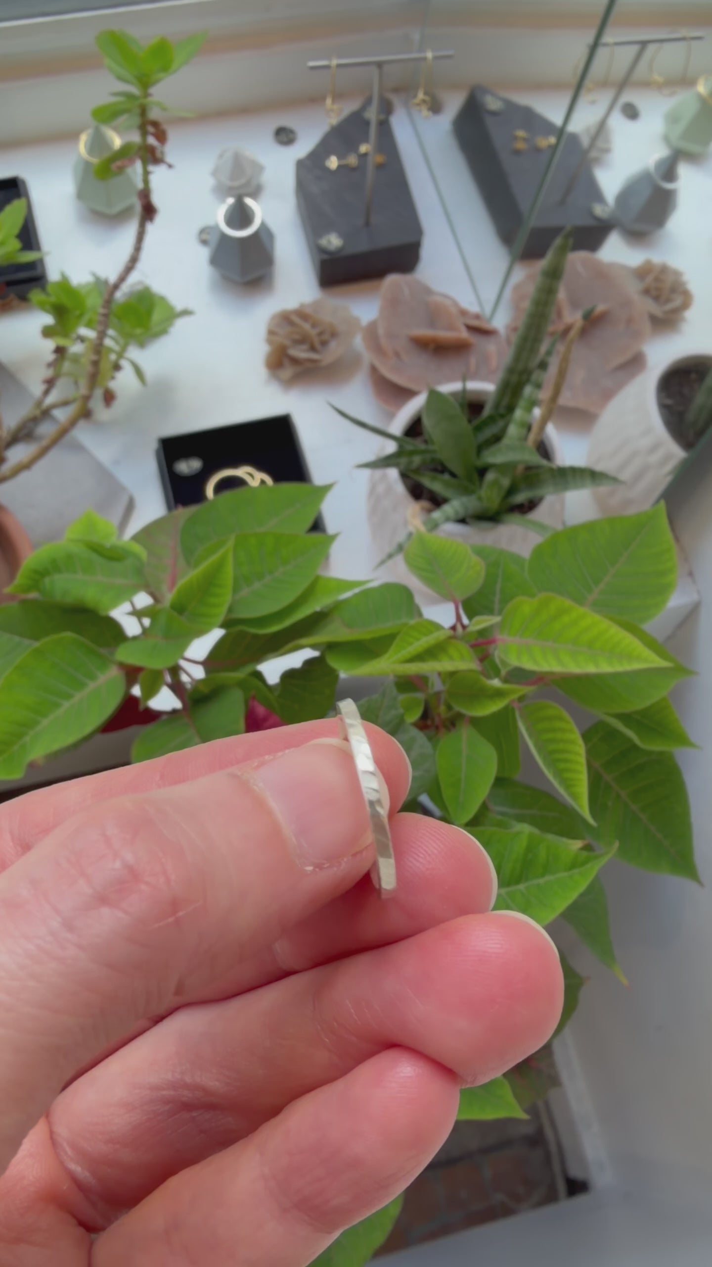 Vidéo d'une bague martelée fine en argent massif 925 tournée à la main pour révéler sa texture facettée et ses reflets.