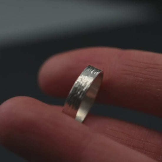 Vidéo de la bague Étincelles en argent massif montrant les reflets de sa texture gravée à la main à Paris par agjc