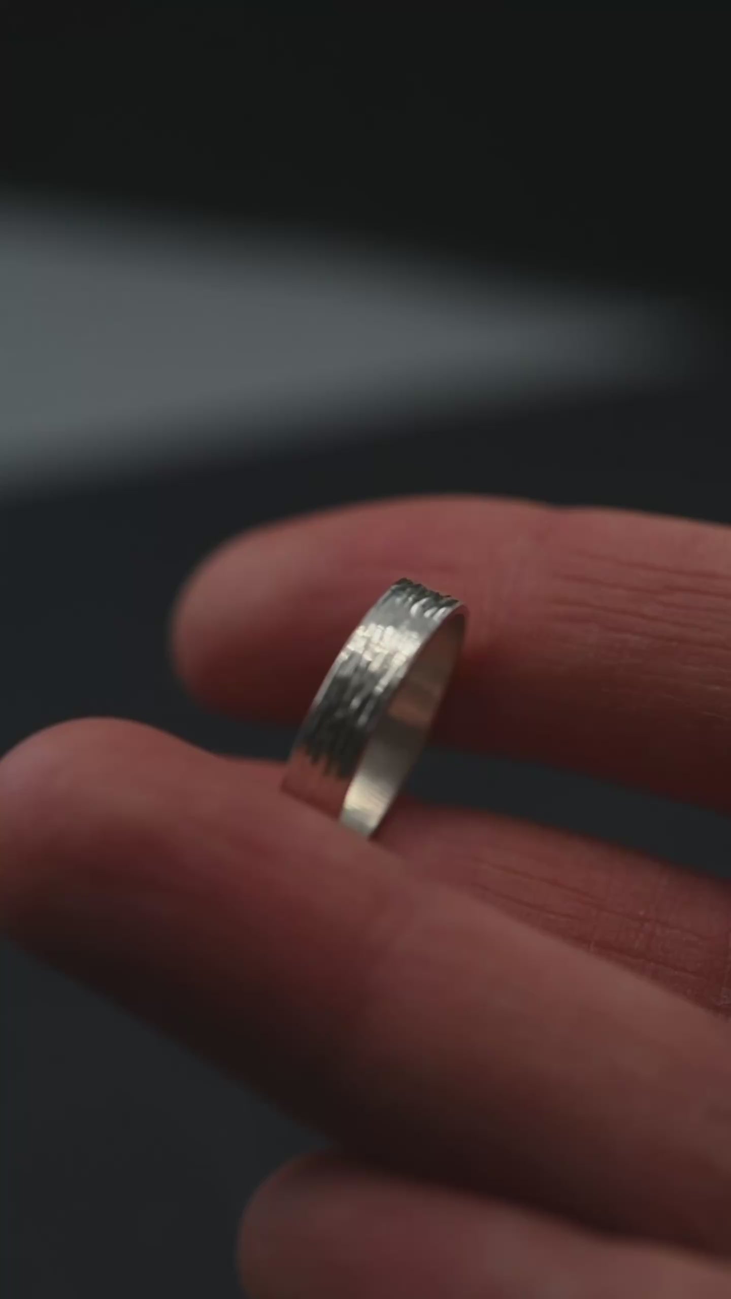 Vidéo de la bague Étincelles en argent massif montrant les reflets de sa texture gravée à la main à Paris par agjc