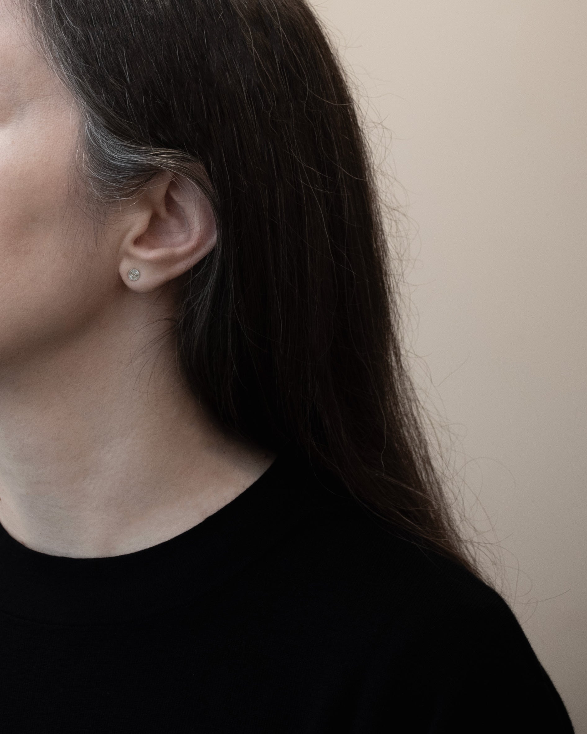 Puces d’oreilles en argent massif 5 mm, gravées à la main, portées à l’oreille, bijou minimaliste artisanal à la brillance délicate.