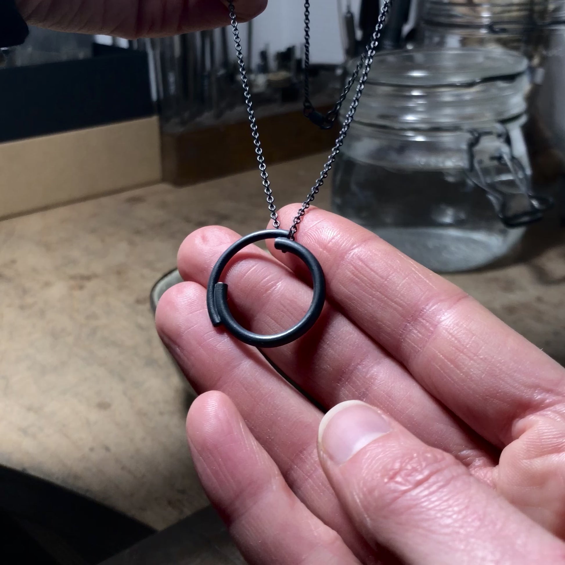collier unique artisanal avec pendentif cercle plein