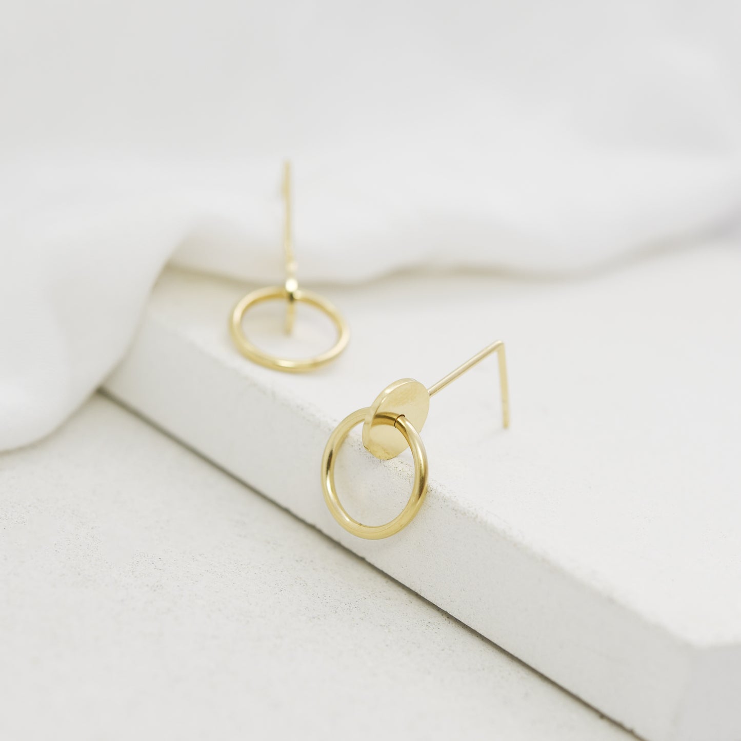 Interlocking circles gold earrings handcrafted by AgJc