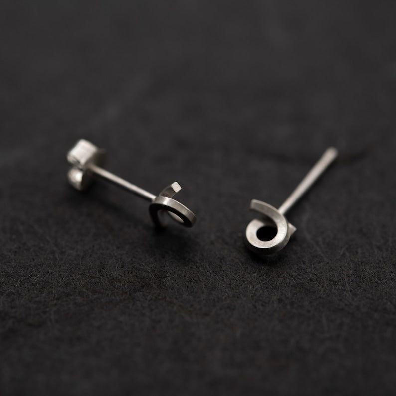 Loop tiny studs in silver N°7